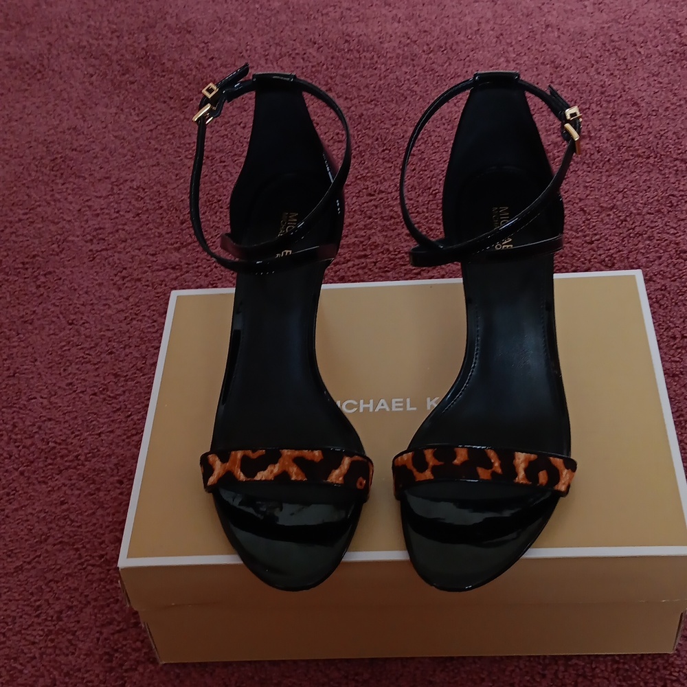 Micheal Kors Ava Crisscross Mid Sandal Printed Haircalf size 9.5